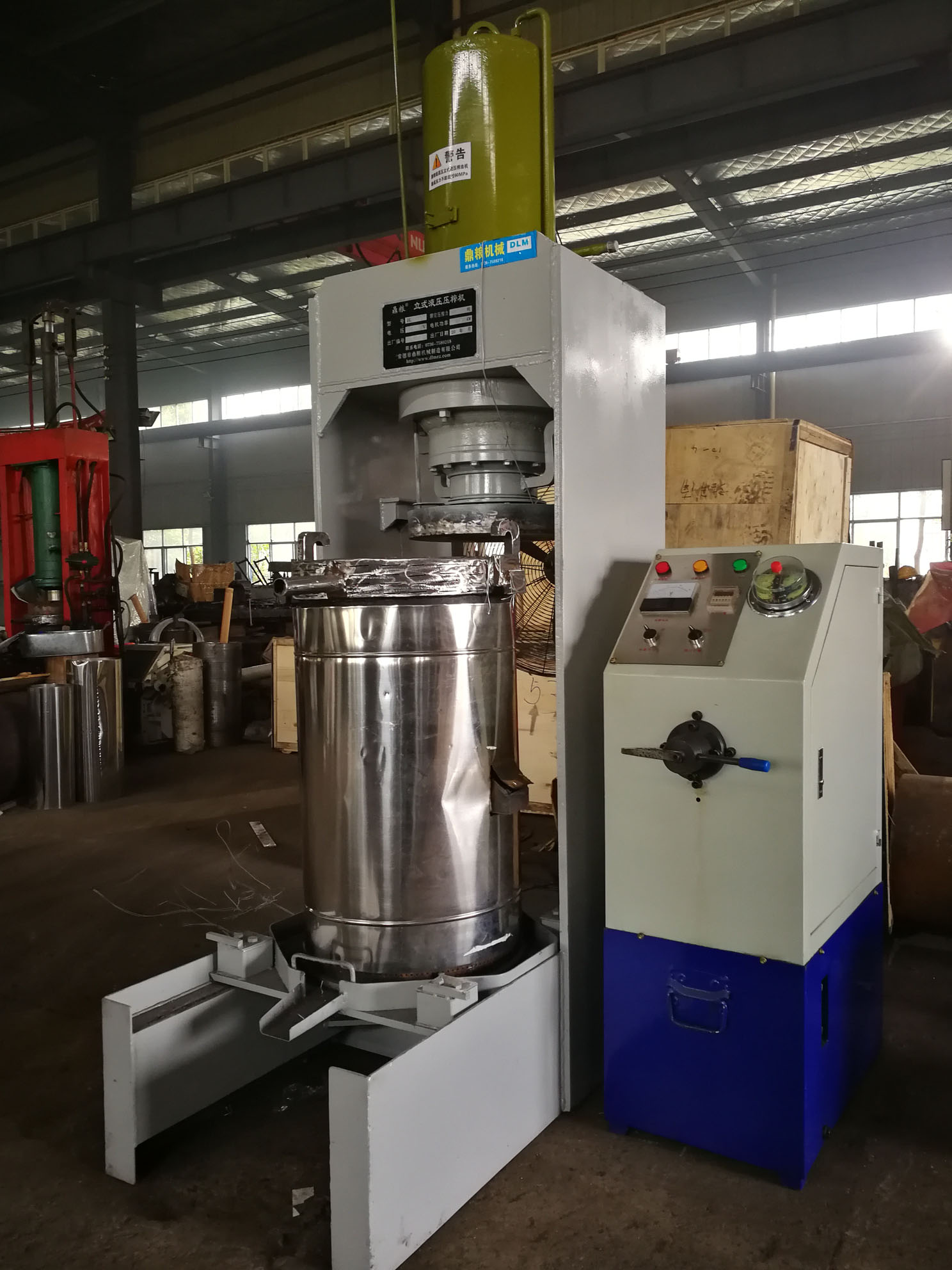 不銹鋼超高壓立式液壓壓榨機(jī)，果汁壓榨機(jī)，果渣壓榨機(jī)，藥材壓榨，油渣處理，白土壓榨